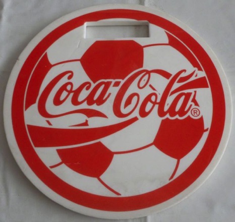 9119-1 € 4,00 coca cola schuim kussentje voetbal